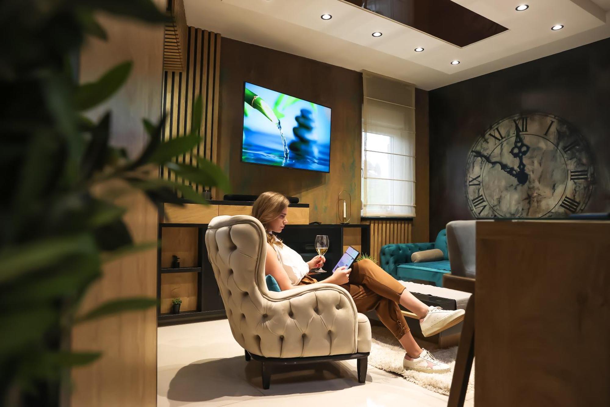 Design Apartment Platinium Spa Lux 5 Star "Havana" Completely Private Wellness & Spa Free Included Sauna & Jacuzzi & Salt Wall & Fire Place & 3D Ceilings & Business Wifi & Netflix & Keyless Code Entry & Full Smart App & Secure 2 Parking Place Ćuprija المظهر الخارجي الصورة